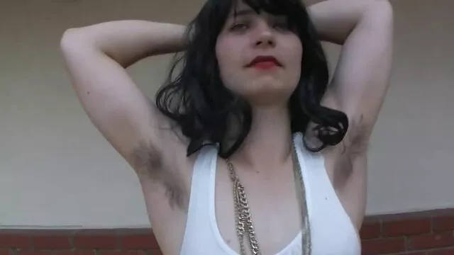 金髪女の子がspanked屋外 無料 動画 女の子 エッチ