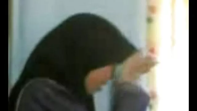 スキニー熟女masturbatesとホームビデオでファック。 女性 向け av サンプル