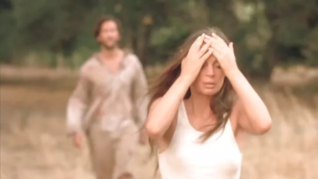 若い金髪の釘付けのソファ 女の子 の ため の エロ ビデオ